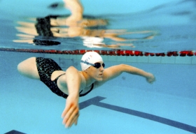Trening pływaczki niepełnosprawnej